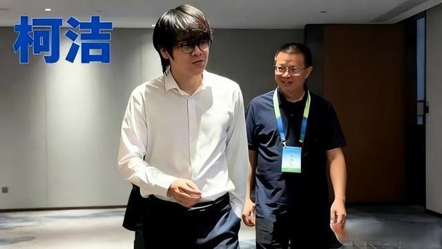 离谱！房东得知租客丈夫不在家，上厕所出来不提裤子走到女子面前