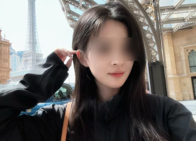 谢贤和狄波拉新婚不久，在别墅拍了这张绝版合影，彼时谢贤43岁，狄波拉28岁